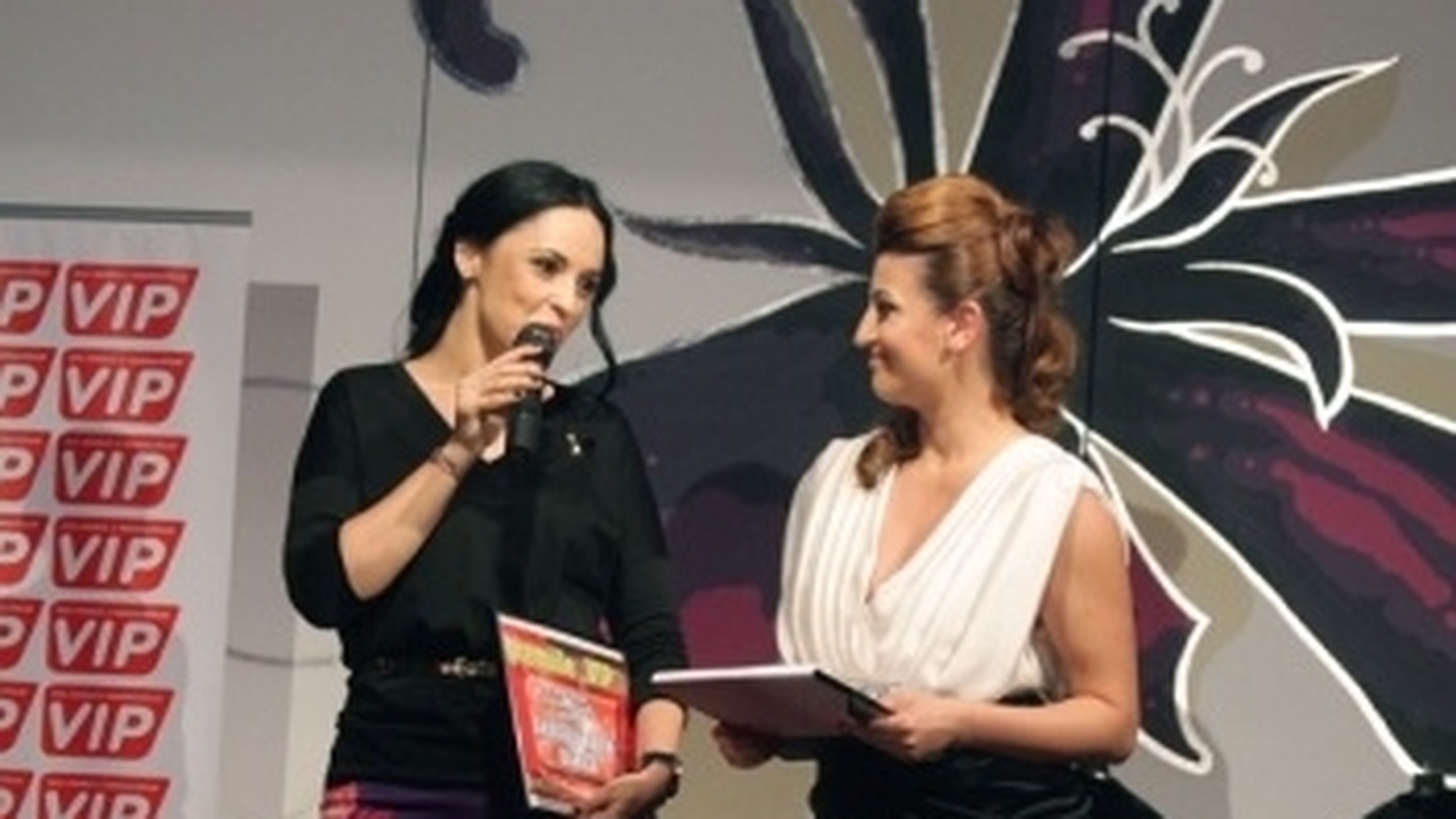 Andreea Marin o desfiinteaza pe Adriana Nicolae si pe plan profesional: "A avut tupeul sa fie acolo! De ce m-a premiat ea pe mine?! Ea nu are calitati de prezentator!"