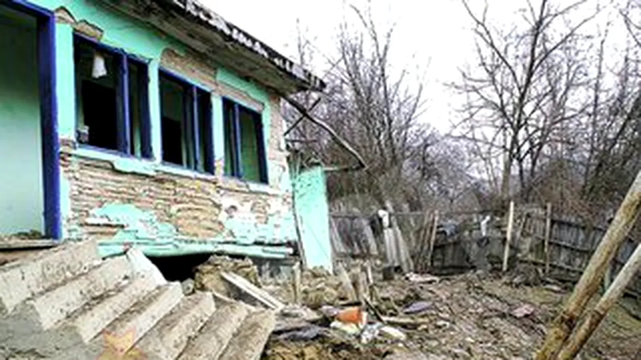 Alunecarile de teren au distrus gospodaria unui gorjean: Casa a luat-o la vale