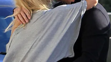 El - badaran, ea - pupacioasa! Pamela Anderson, in tandreturi la aeroport cu un fost fotbalist!