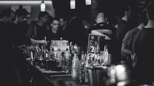 Pensii fără număr! Un poștaș s-a îmbătat și a împărțit banii pensionarilor clienților din barul în care se cinstea