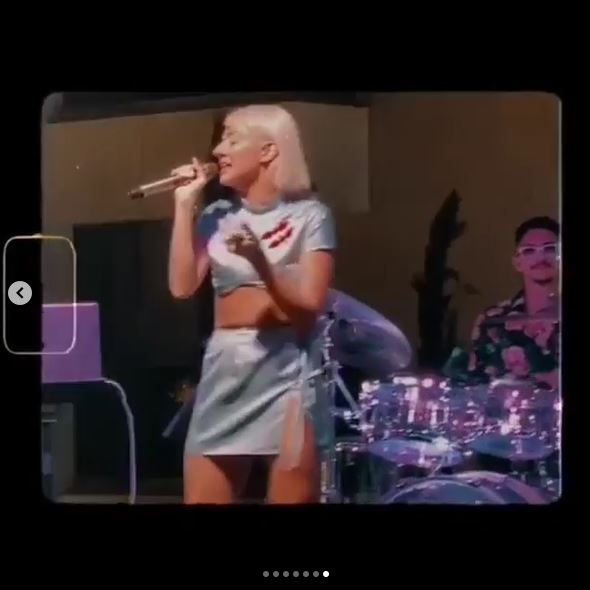 Lidia Buble a încins Instagram-ul după ce a ridicat picioarele în timp ce purta o fustă mini! Are sau nu lenjerie intimă?!