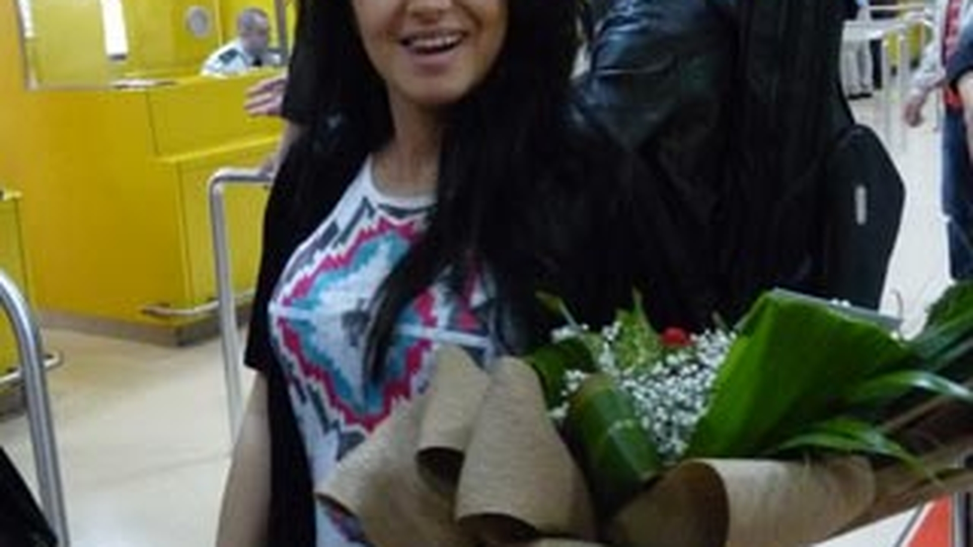 Elena, de la Mandinga, intampinata cu un buchet mare de flori pe aeroportul din Baku!