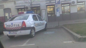 Acest poliţist din Dolj este anchetat după ce a blocat în mod intenţionat cu maşina de serviciu alte autoturisme, într-o parcare!