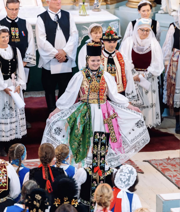 Andreea Marin, Nadia Comăneci și Kira Hagi, la ritualul nunților sașilor din Transilvania. Cum au apărut cele trei vedete