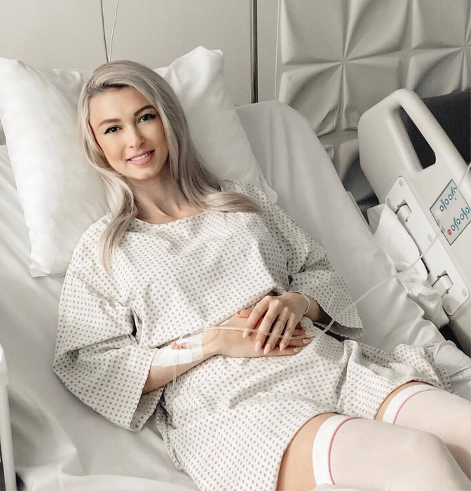 Adevărul cutremurător din spatele acestei poze cu Andreea Bălan. De ce poartă jartiere pe patul de spital