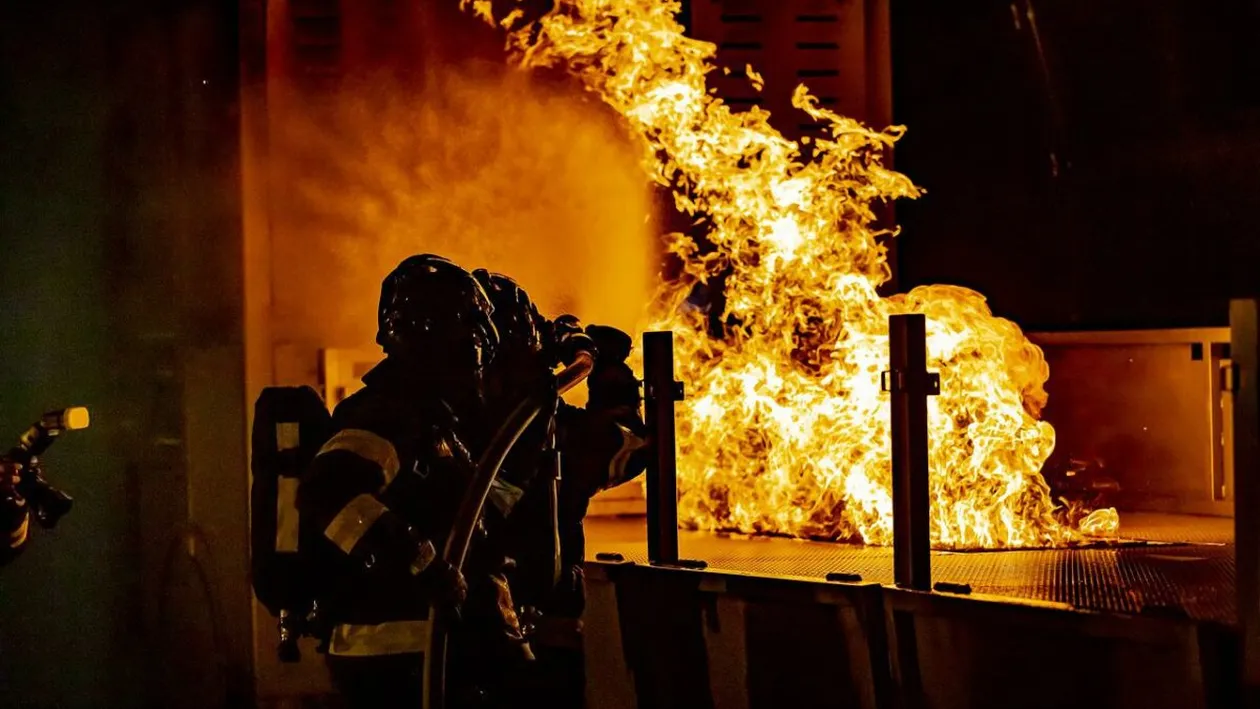 Caz șocant în Borșa: un pompier a fost incendiat de un coleg chiar în curtea unității