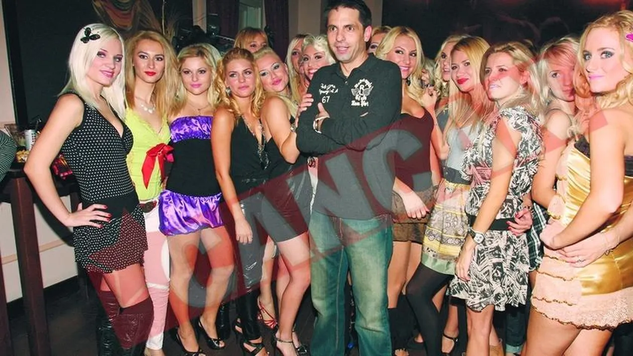 A stat doi ani cu un sarpe veninos in platou