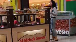 Narcisa Guta isi umple viata cu lucruri dulci! A infulecat cateva prajituri la mall si si-a savurat ceaiul! L-a baut cu lingurita!