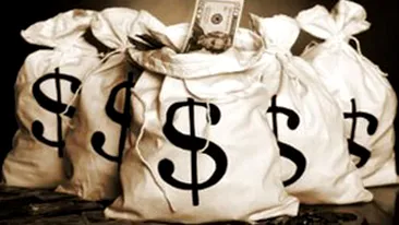 Un barbat s-a ales cu o amenda consistenta dupa ce a gasit 16.000 de dolari si i-a returnat!