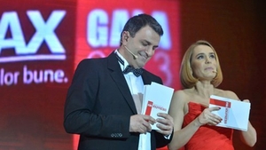 Esca a întors toate privirele la Gala Mediafax! Ştirista a fost superbă într-o rochie roşie, ce-i punea decolteul în evidenţă!
