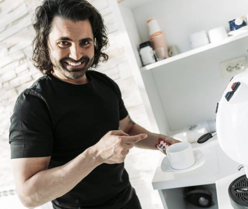 Cum arată casa din Pipera în care locuiește Pepe! Are tavan de sticlă în bucătărie