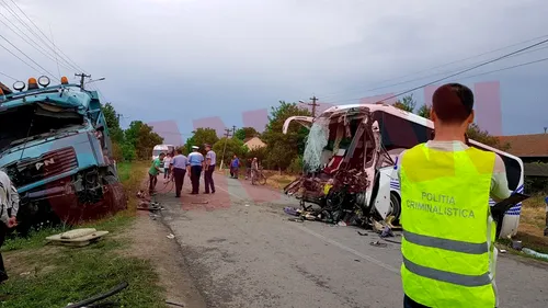 Accident înfiorător în județul Arad, după ce un autobuz plin cu oameni s-a ciocnit cu o autobasculantă. Victimele sunt luate cu elicopterul