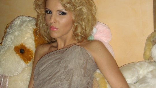 Denisa Nechifor are un iubit în străinătate! Blonda se gândeşte să plece din România!