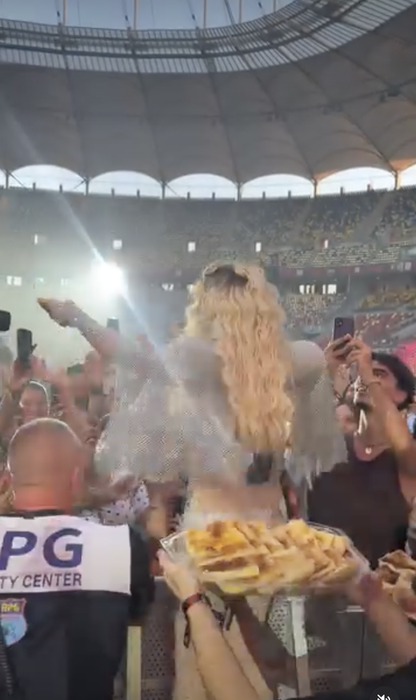 Loredana a împărțit merdenele la concert/foto: Instagram