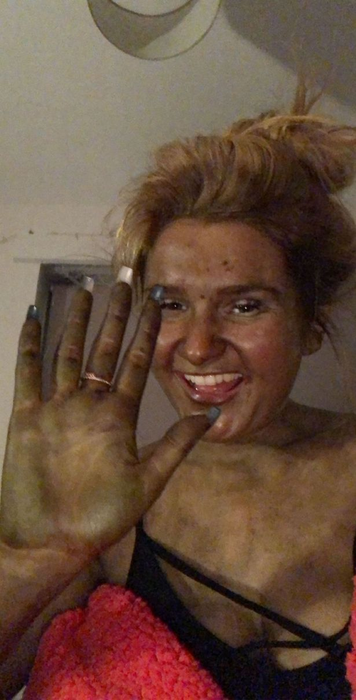 O studentă s-a transformat în Fiona din Shrek, după ce a folosit un autobronzant nepotrivit tipului ei de ten