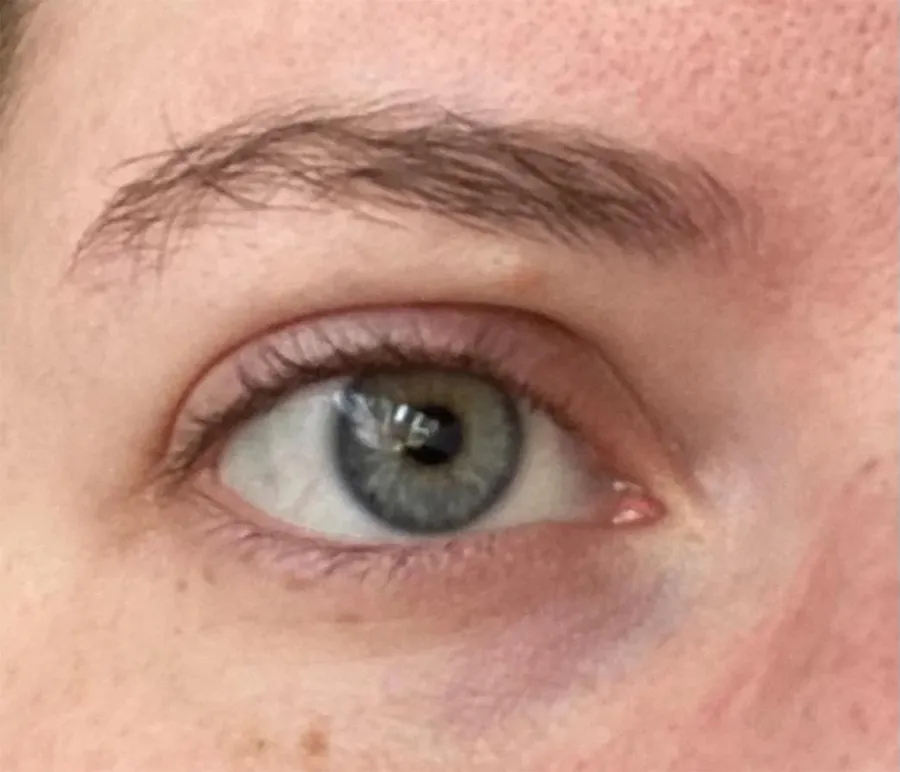 Ce culoare au, de fapt, ochii acestei femei? Imaginea care a împărțit internetul în două