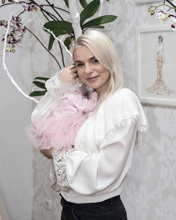 JOJO şi-a creştinat în mare secret fetiţa! Iată prima imagine cu cele două de la fericitul eveniment