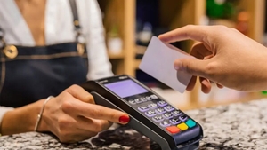 Adio, plată cu cardul și cu telefonul mobil. Care este noua metodă de a achita contactless