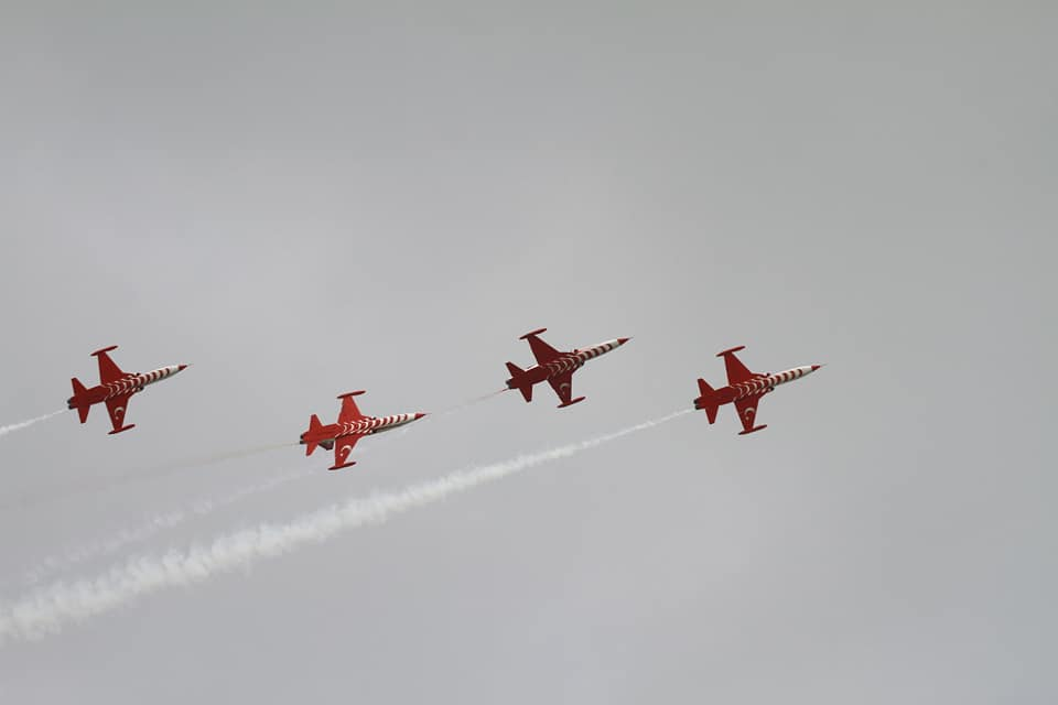 Mii de oameni sunt prezenți la show-ul aerian oferit la BIAS 2018