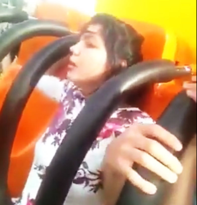 VIDEO FABULOS  cu un băiat şi o fată în parcul de distracţii  ”Să moară Geanina mă p… pe mine. Imi vine rău!”
