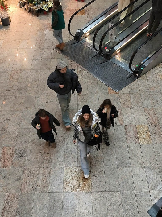 Erau îmbrăcați cu hainele de iarnă, semn că nu aveau de gând să zăbovească în mall
