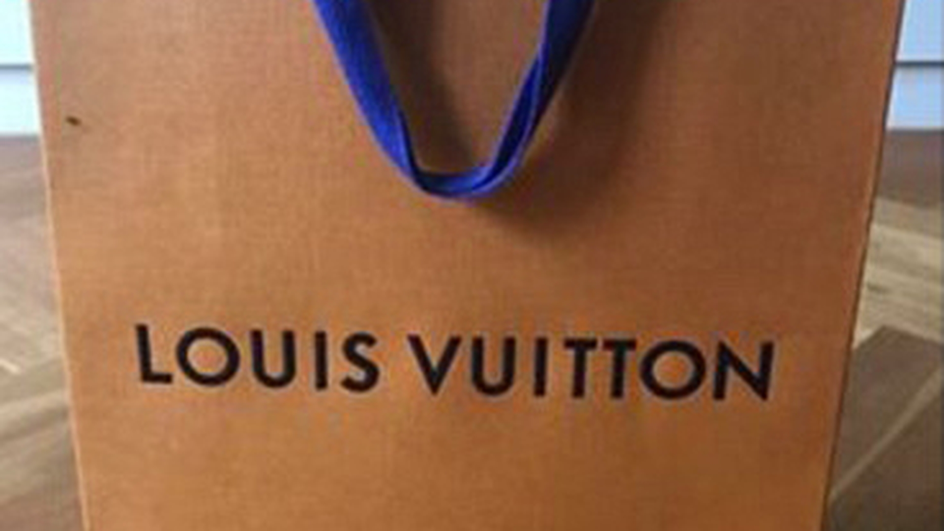 Pungă de hârtie marca Louis Vuitton, scoasă la vânzare prin licitaţie pe internet! Nu o să-ţi vină să crezi cât cere pe ea: ”E numai bună de cărat cartofi organici!”