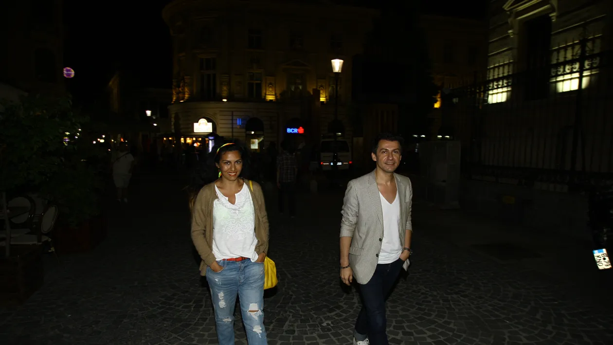 Doinita Oancea, intalnire la ceas de seara cu un alt barbat. Iubitul ei se afla acasa in timp ce ea se plimba prin Centrul Vechi