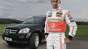 VIDEO Masina lui Huidu, preferata maniacilor de viteza! Cel mai rapid sofer din lume, Lewis Hamilton, conduce una exact la fel!
