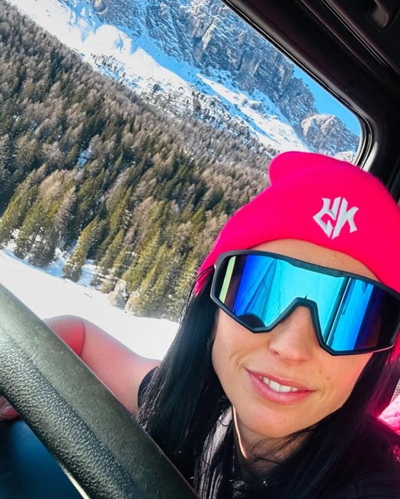 Sara, o șoferiță de TIR de 36 de ani, a devenit eroină pe autostradă./ sursă foto: instagram