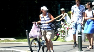 EXPERIMENT CANCAN.RO Vezi cum trateaza biciclistii bucuresteni prevederile noului Cod Rutier si cat de frica le este de amenzi!
