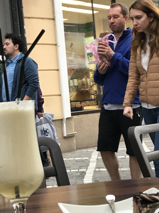 Mihai Struzu s-a plimbat prin centrul Braşovului alături de actuala sa iubită