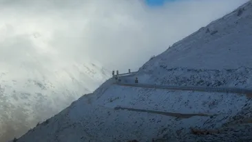 A căzut prima ninsoare pe Transalpina! Circulatia este...