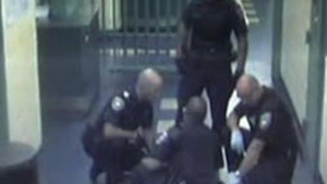 VIDEO 5 politisti canadieni bat o tanara arestata  si apoi ii taie sutienul cu foarfeca