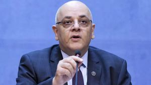 Ce reguli trebuie să respecte românii în noaptea dintre ani. Raed Arafat: "Fără dansuri la hotel, fără mese festive"