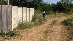 Specialişti constructori, aduşi la "Casa groazei" din Caracal. Angajații Primăriei taie iarba din curtea lui Gheorghe Dincă