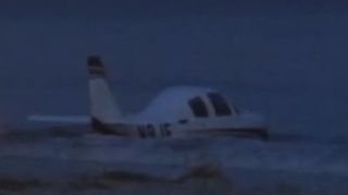 VIDEO A murit lovit de un avion in timp ce facea jogging pe plaja!