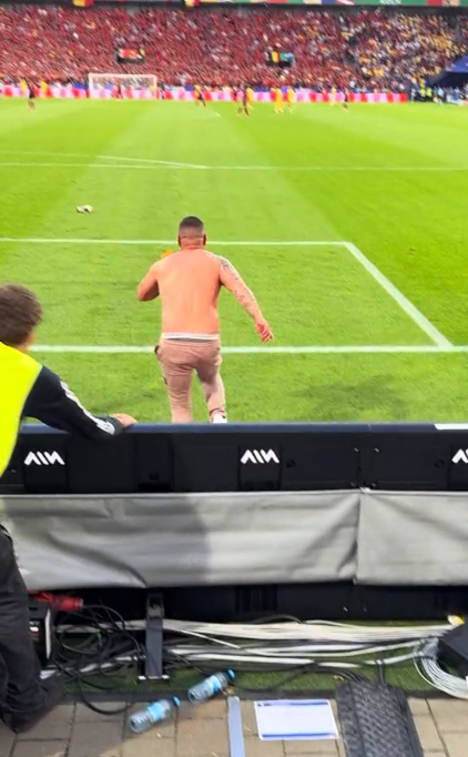 Ce a făcut un spectator român, în pielea goală, după ce a intrat în teren: „Ia, bă, adidasu'”. Imagini virale de la meciul României!