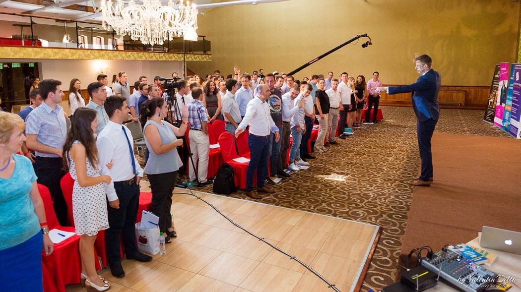Consultantul financiar îi învaţă pe români cum să economisească dintr-un salariu de 1.400 de lei