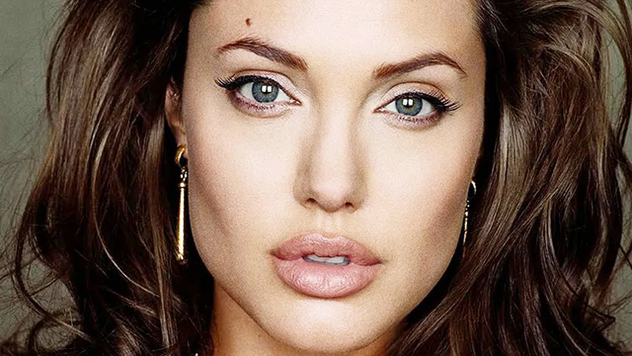 Vestea groaznică pe care a primit-o Angelina Jolie! Şi-ar fi îndepărtat ovarele chirurgical