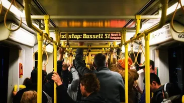 O femeie și-a rupt mâna, după ce șoferul autobuzului a pus o frână bruscă. Ce despăgubiri a primit românca, după ce a dat firma de transport în judecată