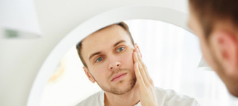 Ce este „looksmaxxing”, trendul online în care unii tineri ajung să se lovească peste față cu ciocanul. Avertismentul medicilor