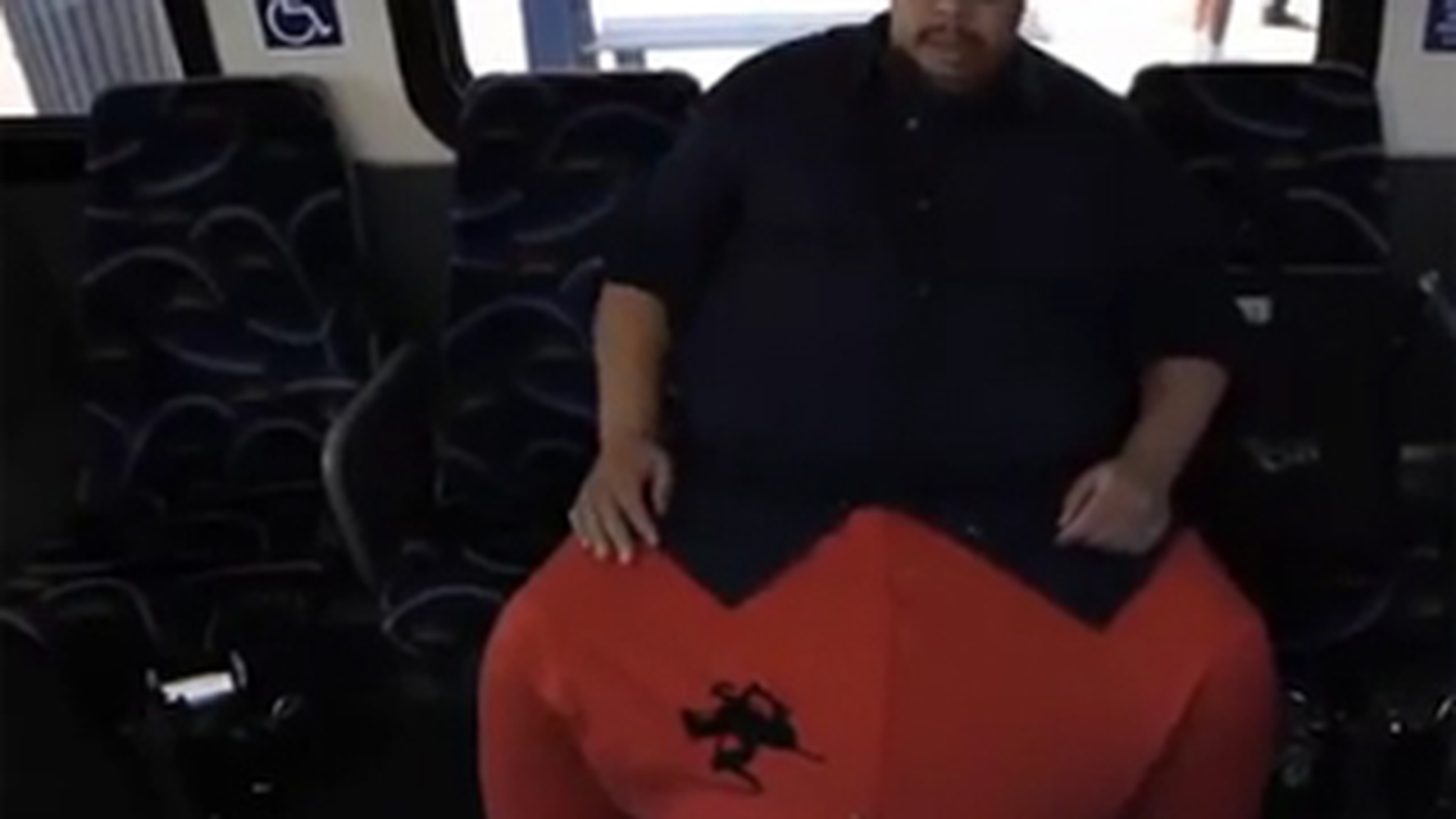 VIDEO Prea mult sange in instalatie strica! Are nevoie de 1 milion de dolari ca sa-si opereze testiculele ENORME!