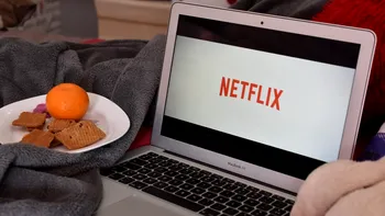 Nu e o glumă! Serialul mega așteptat de pe Netflix, ”bătut” de un simplu șemineu