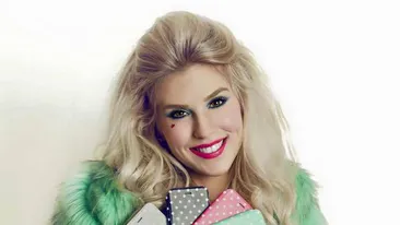 Oglinda, oglinjoara, Corina a comis-o aseara! A vrut sa isi faca un SELFIE, dar a aratat si altceva. DETALIUL din oglinda