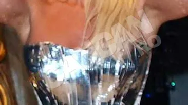 Show inspirat de la altii!  Ce crezi ca face Anda Adam in aceasta poza?