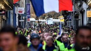 Proteste violente în Franţa: zeci de răniţi şi peste 220 de manifestanţi reţinuţi la Paris