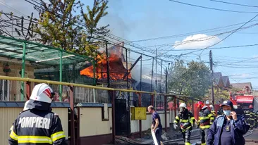 Incendiu puternic în Bârlad! Pompierii din trei județe au fost mobilizați. Șase case au luat foc