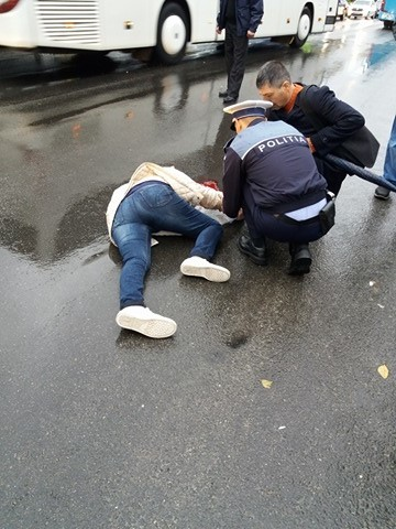 Femeia accidentată grav a fost urcată în dubă, pentru că nu exista nicio ambulanţă disponibilă