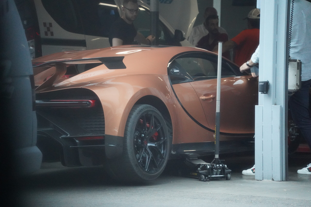 Bolidul Bugatti, de 5,4 milioane de euro, al fraților Tate a ajuns pe butuci (Foto: CANCAN.RO)