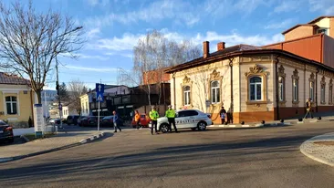 Alertă în Vâlcea! Un colet suspect, descoperit în fața prefecturii. Polițiștii, ofițerii SRI și ambulanțele au înconjurat zona
